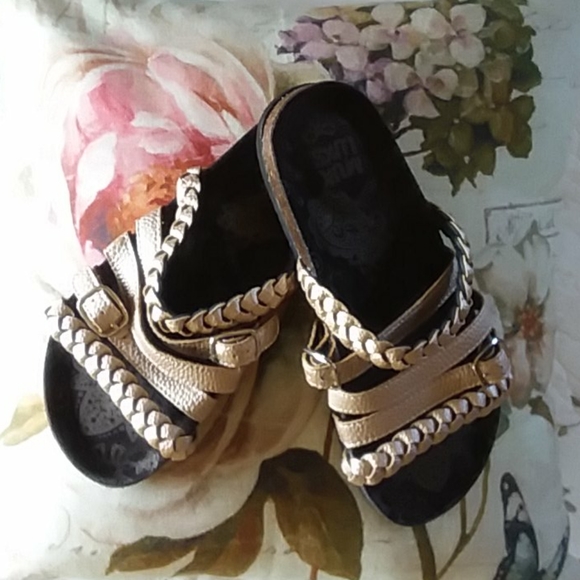 Muk Luks Shoes - 💖gone 9-1 Muk Luks sandals💖